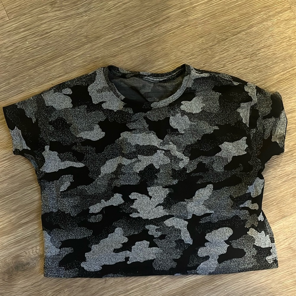 Lululemon camo slightly cropped tee